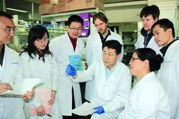 少了一位獸醫,多了一位病毒微生物學家! 就是他帶領團隊阻擊埃博拉、MERS、寨卡病毒侵襲